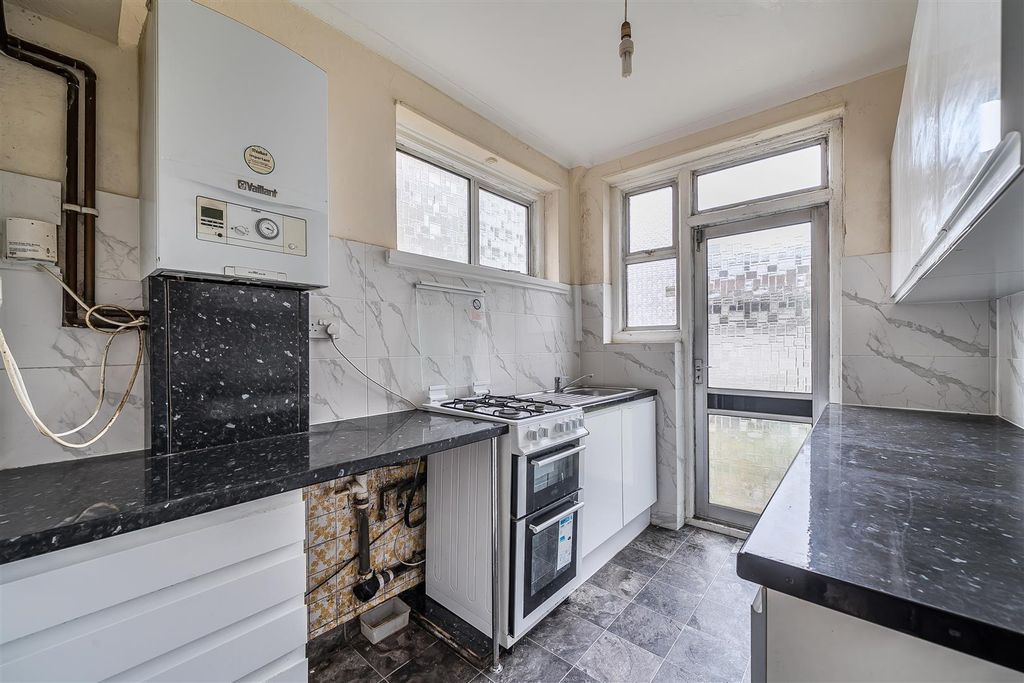 Property photo 3 of 10 Kitchen.Jpg