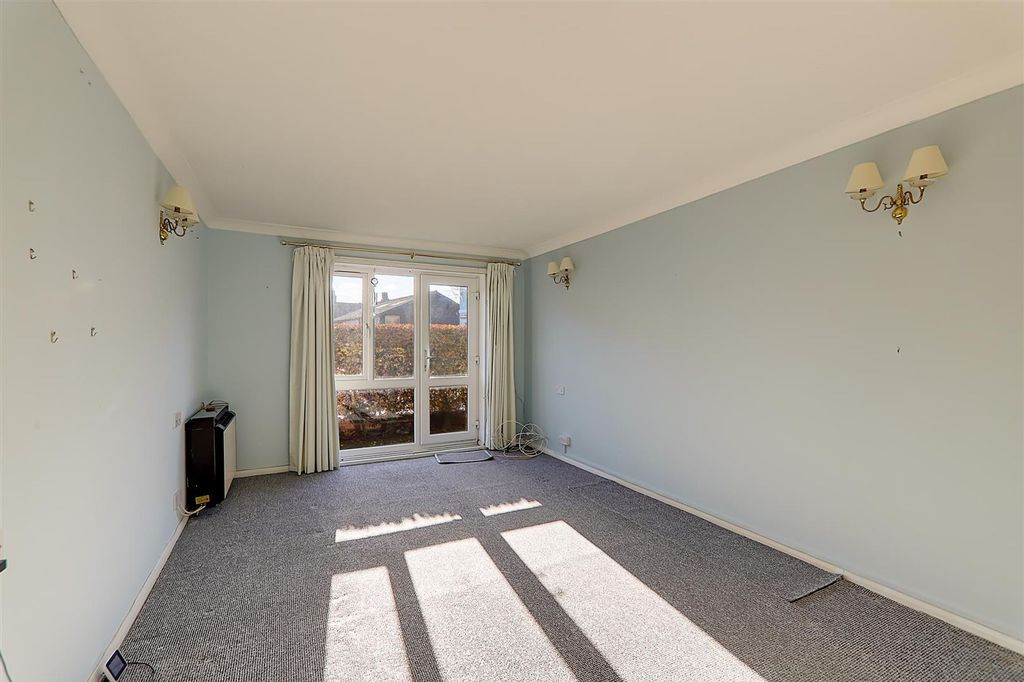 Property photo 2 of 15 Lounge