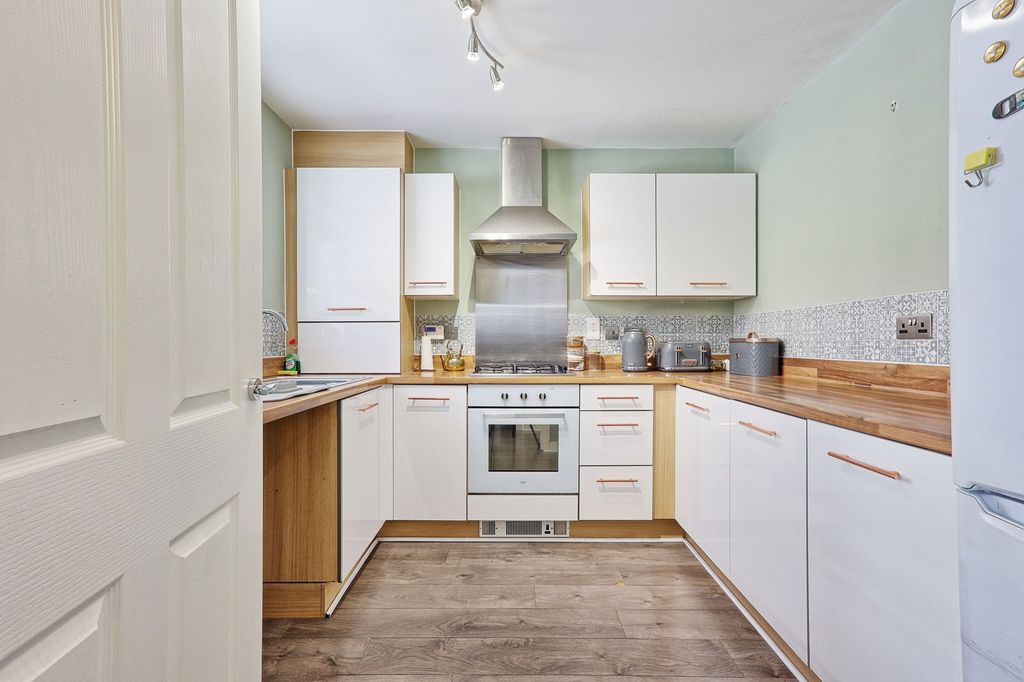 Property photo 3 of 32
