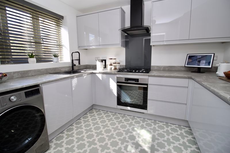 Property photo 2 of 10 Kitchen