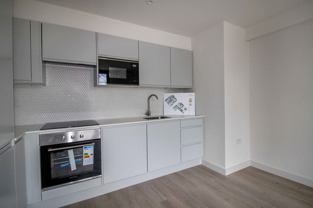 Additional image 4 of 3 bed flat to rentPrewetts Mill, Mill Bay Lane, Horsham RH12