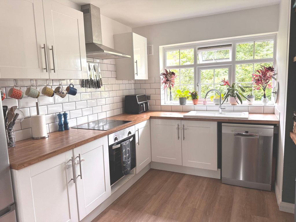 Property photo 3 of 18 Kitchen