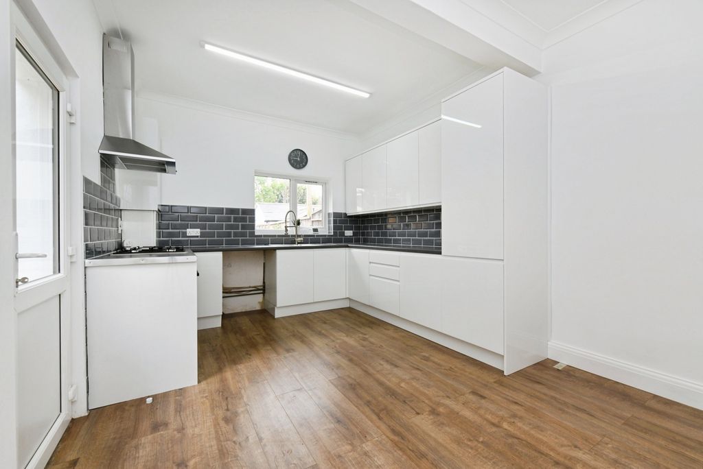 Property photo 2 of 19 Kitchen