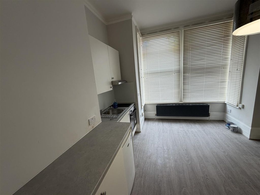 Property photo 3 of 8 Lounge/Bedroom