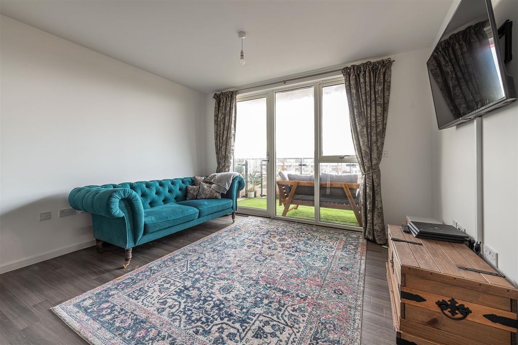 Property photo 2 of 15 Marlowe Road, E17