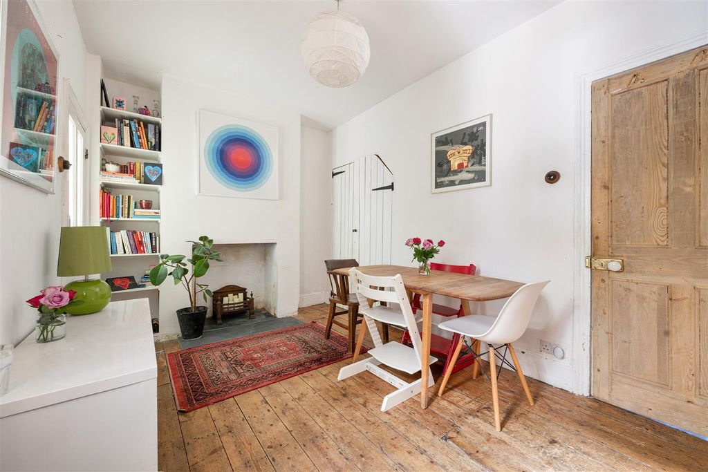 Property photo 3 of 30 Pevensey Road, E7