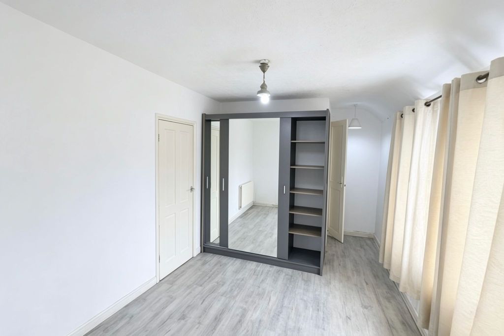 Property photo 3 of 9 176 Fanshawe Crescent Rm9 5DL (3)