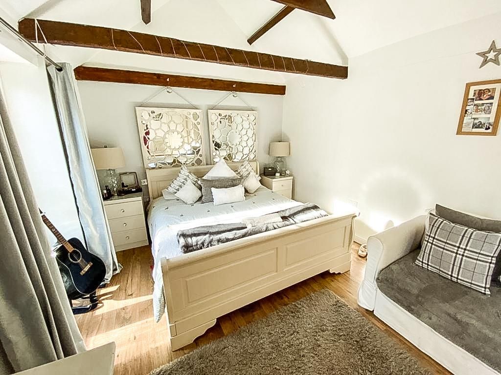 Property photo 2 of 5 Bedroom