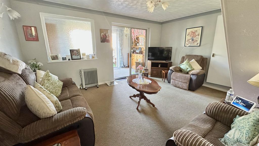 Property photo 3 of 16 Lounge