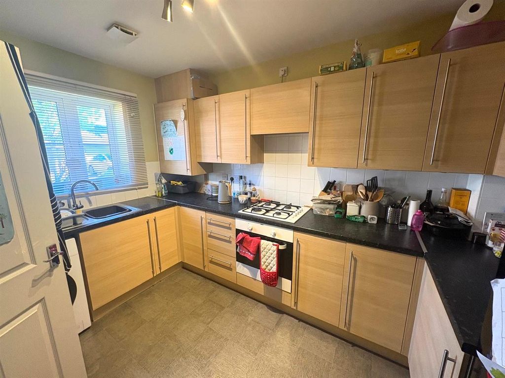 Property photo 3 of 10 Kitchen