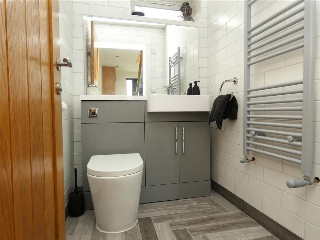 Property photo 3 of 28 Ground Floor WC