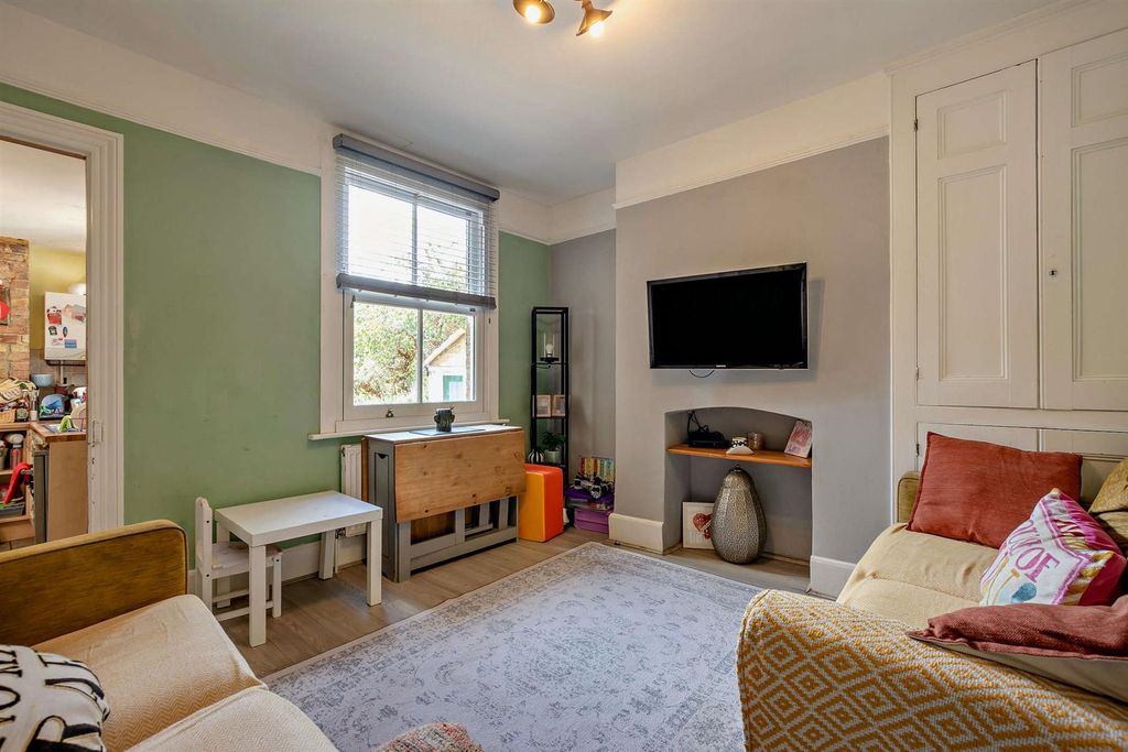 Property photo 2 of 18 8702400-Interior01-800.Jpg