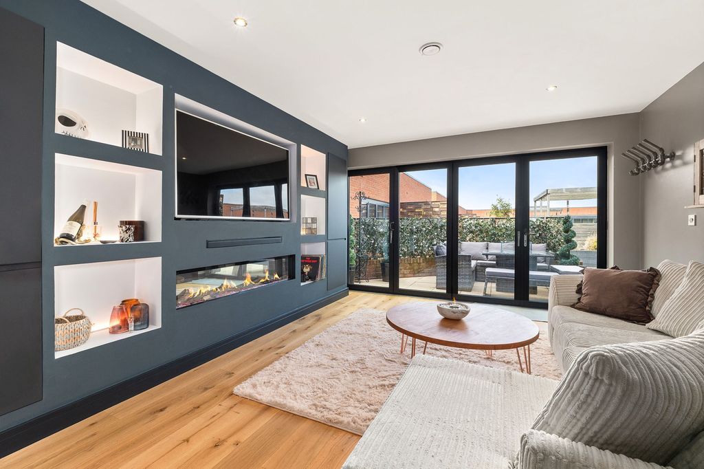 Property photo 2 of 33