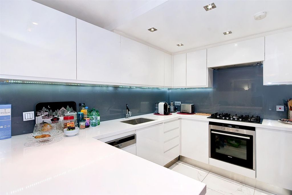 Property photo 2 of 10 Kitchen