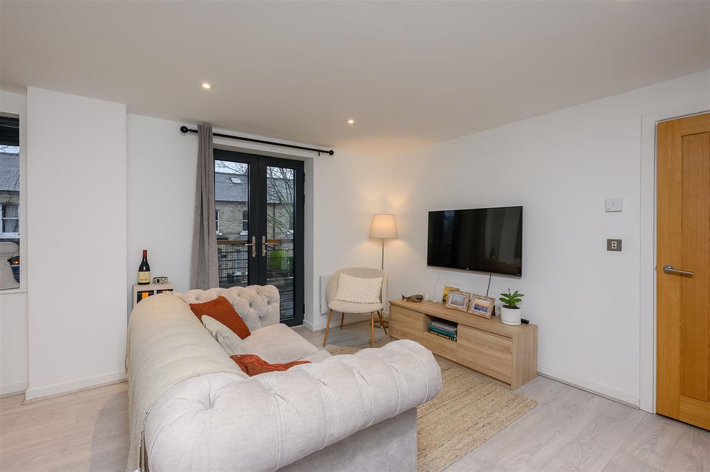 Property photo 3 of 11 Lounge