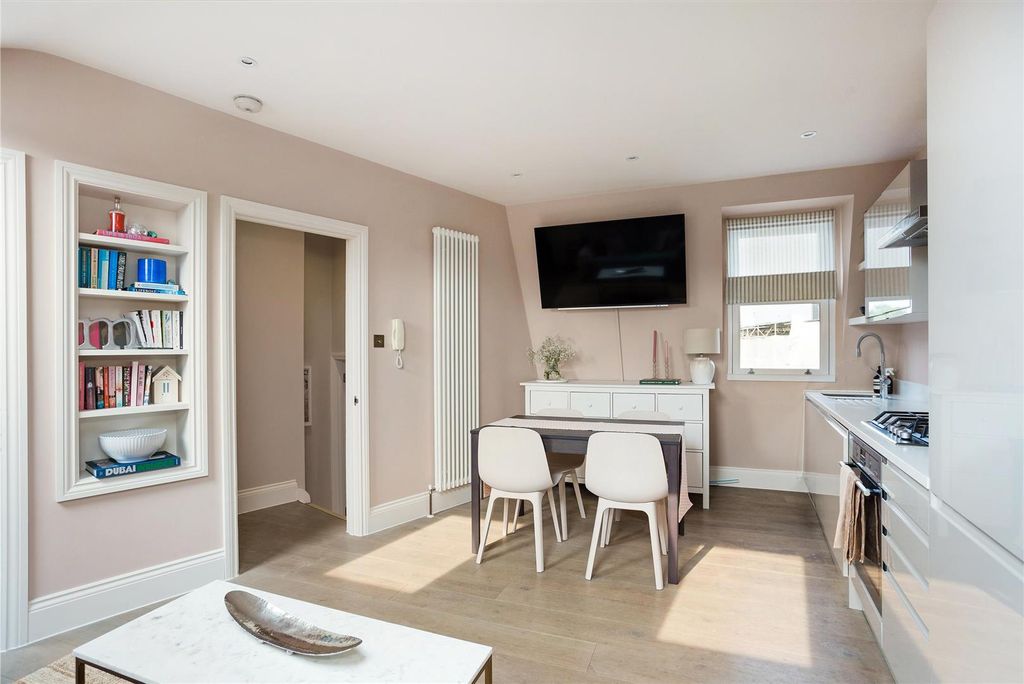 Property photo 2 of 8 77276_Flat-3-121-Stephendale-Road-London (7).Jpg