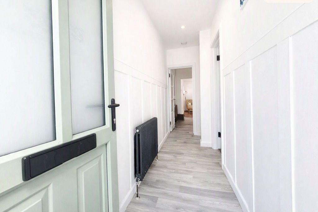 Property photo 2 of 18 Hallway