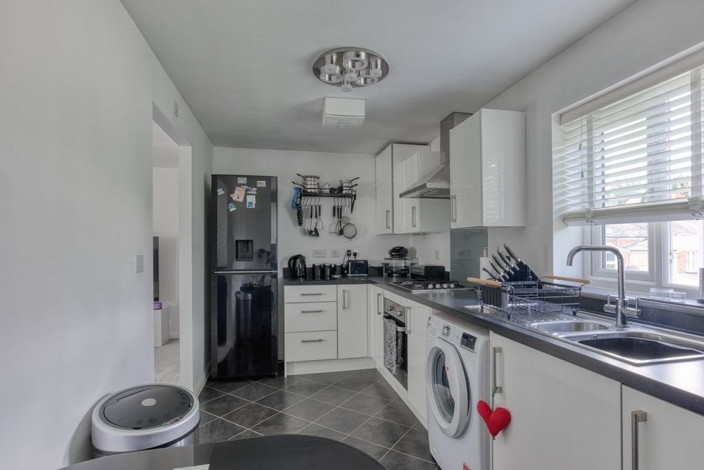 Property photo 3 of 16 Ewemove Taunton - Mill House Road (10)