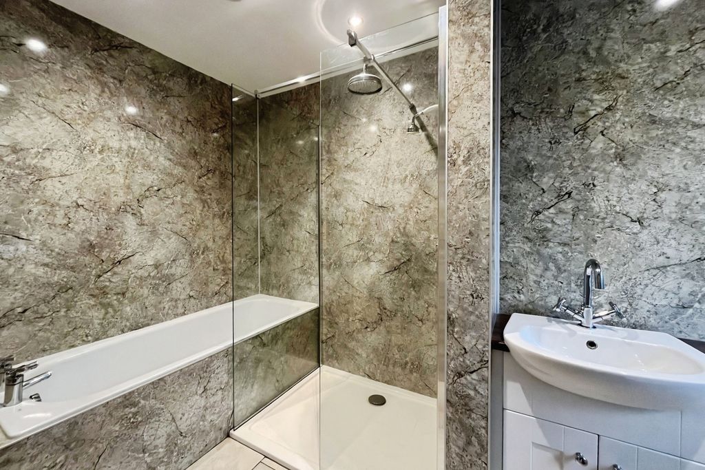 Property photo 2 of 10 Bathroom
