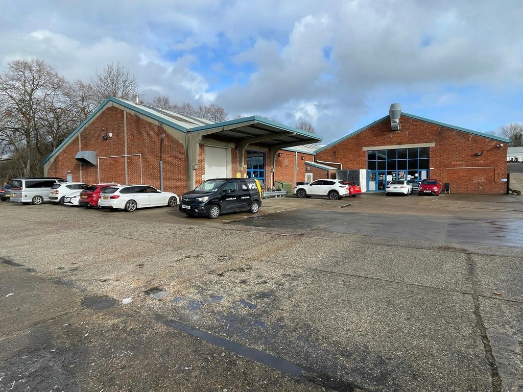 Property photo 1 of 9 268 Elgar Road South - 5.Jpg