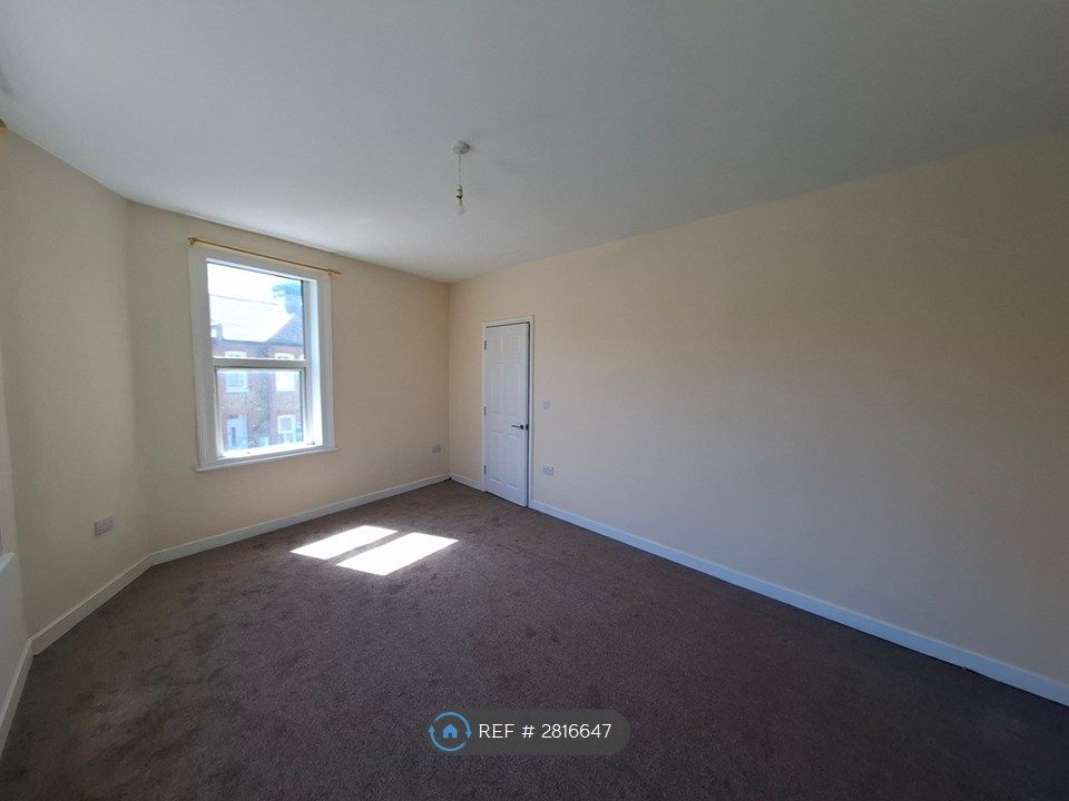 Property photo 3 of 7 Living Room (2/2)