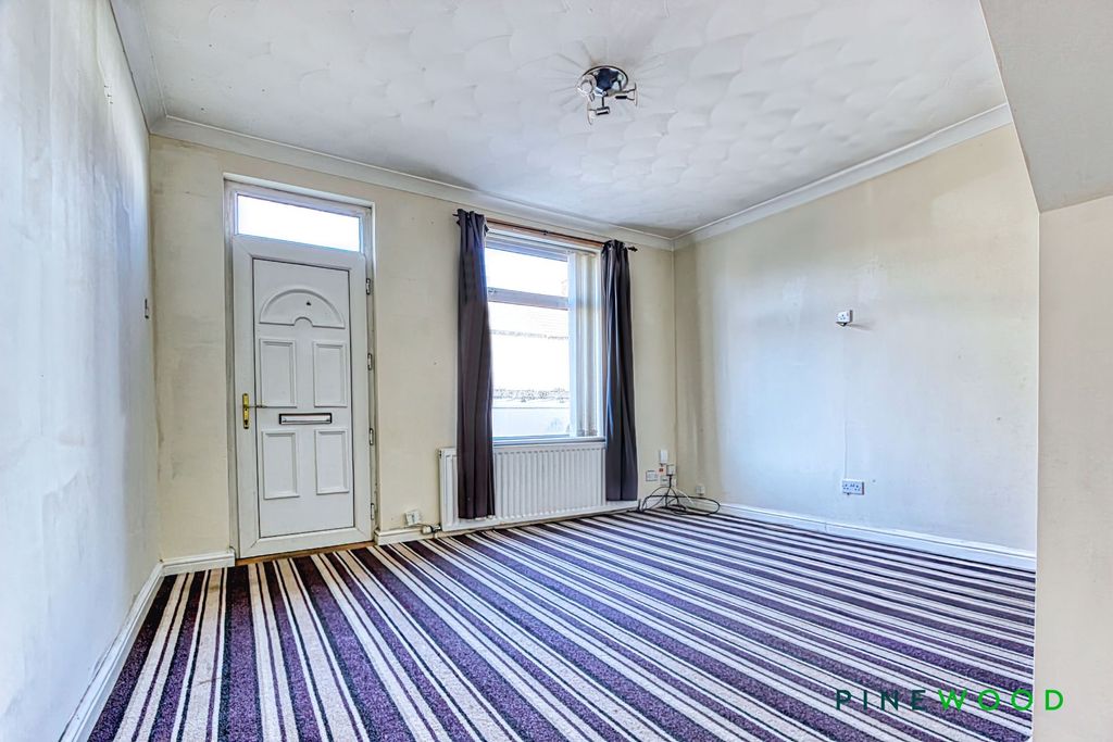 Property photo 3 of 14 Lounge