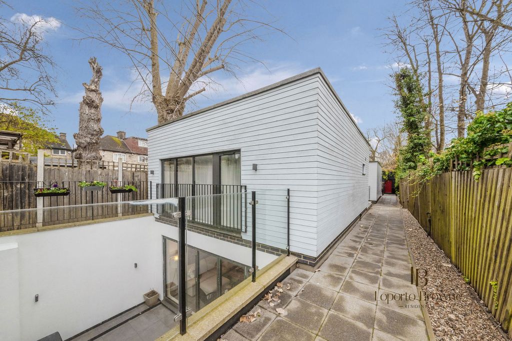 Property photo 2 of 27