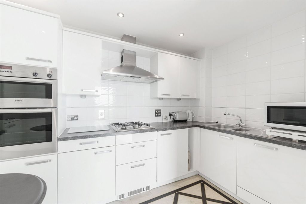 Property photo 3 of 11 Kitchen
