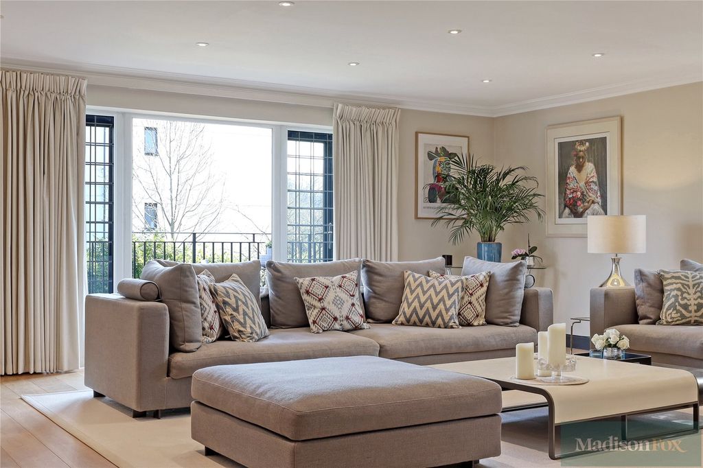 Additional image 6 of 3 bed flat for saleHigh Road, Chigwell, Essex IG7