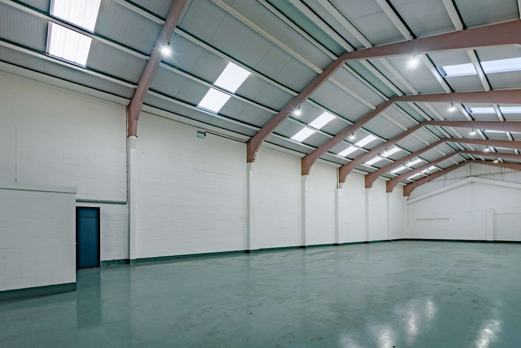 Property photo 3 of 9 8525095-Interior04-800