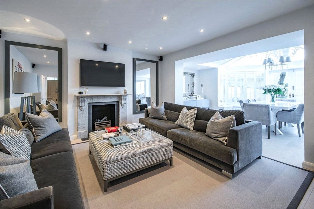 Property photo 1 of 10 Living Space