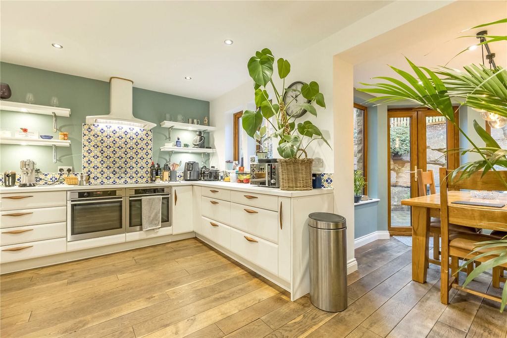 Property photo 2 of 27 Dining Kitchen