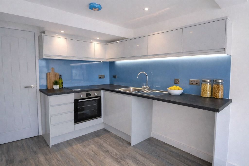 Property photo 2 of 8 Photo 4