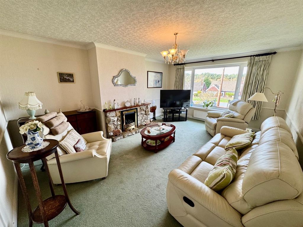 Property photo 3 of 20 Lounge.Jpg