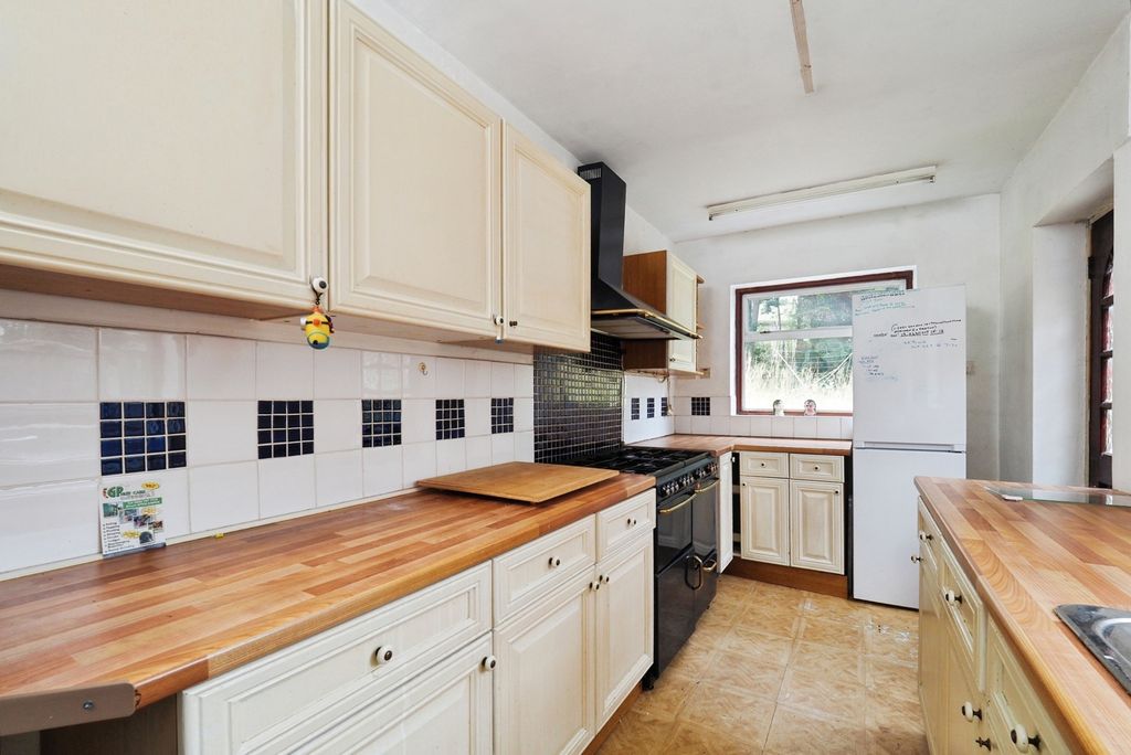 Property photo 3 of 17 Kitchen