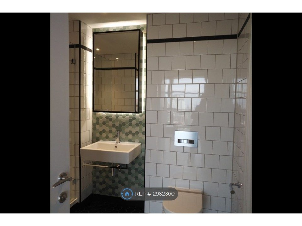 Property photo 2 of 20 Bathroom01