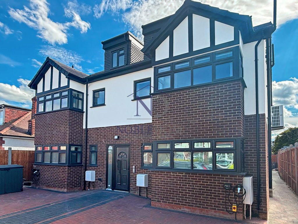 Property photo 1 of 7 Two Bedroom Ground Floor Flat In Feltham