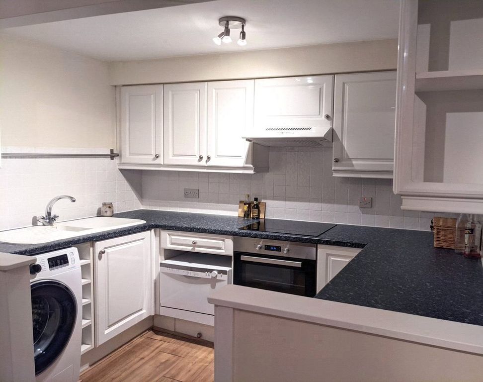 Property photo 3 of 10 Kitchen