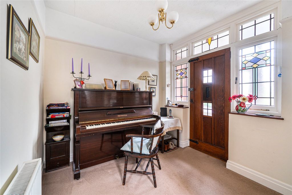 Property photo 3 of 13 Entrance Hall