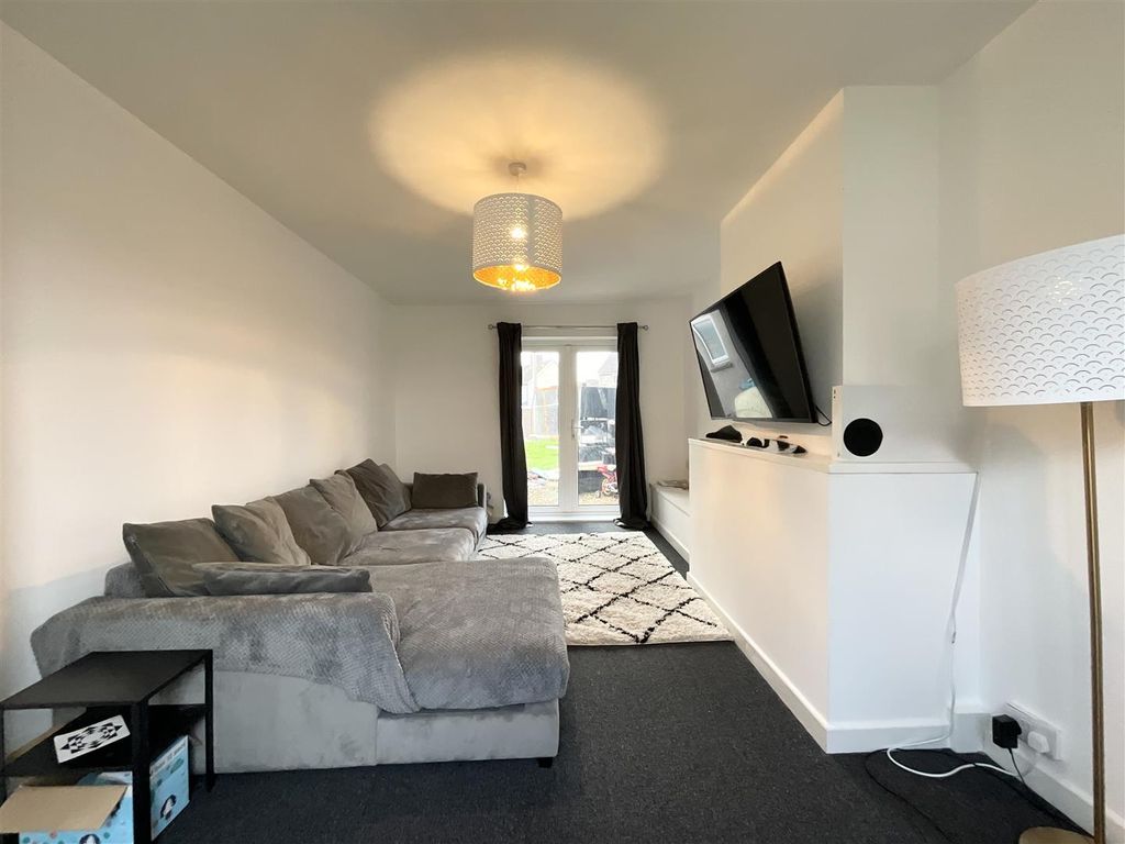 Property photo 2 of 12 Lounge