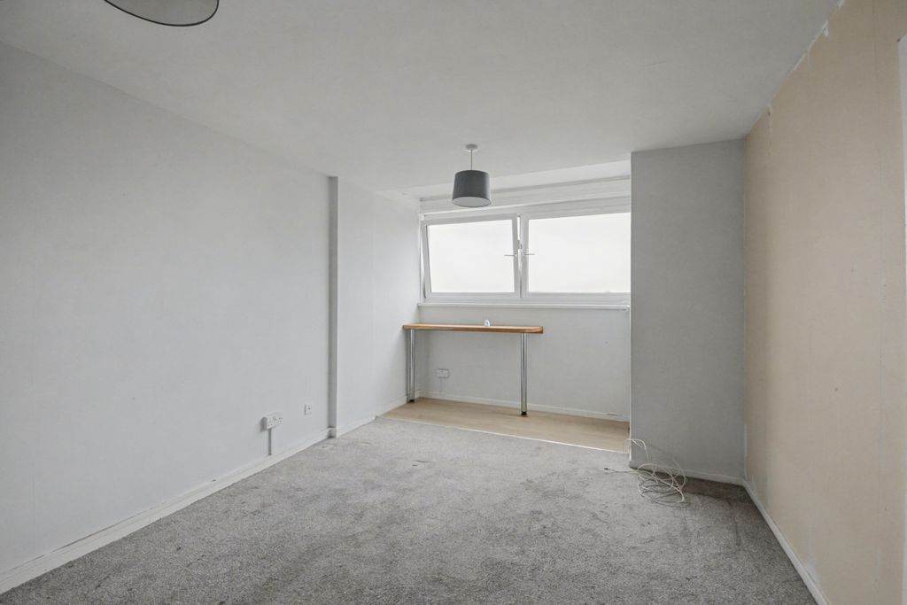 Property photo 2 of 11 22 Tower Heights, Hoddesdon, Herts, En11 8Uq