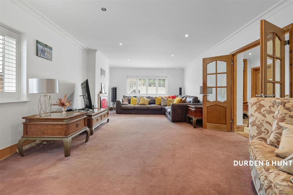 Property photo 2 of 30 Western Road