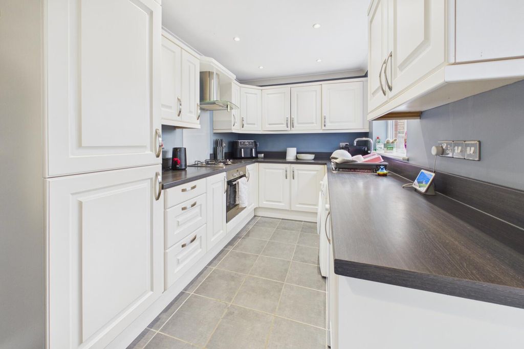 Property photo 2 of 10 Kitchen