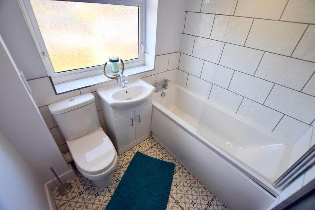 Property photo 3 of 5 Communal Bathroom