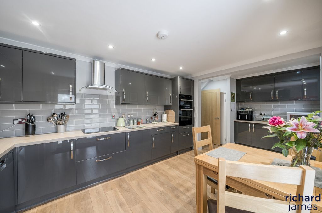 Property photo 2 of 11 80Ac4F6A45c84B7d8Ef38cd8F8B905Bc