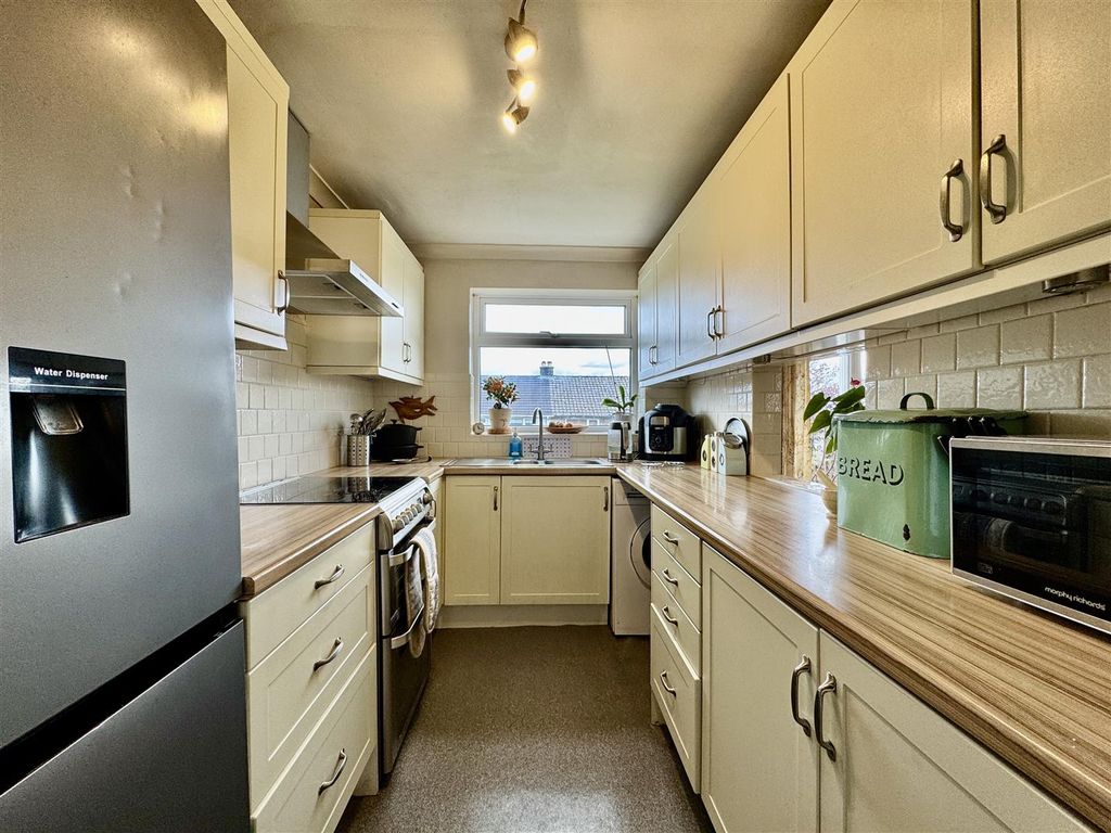 Property photo 3 of 16 Kitchen