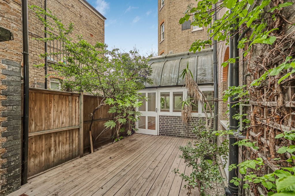 Property photo 2 of 16 Picture No. 11