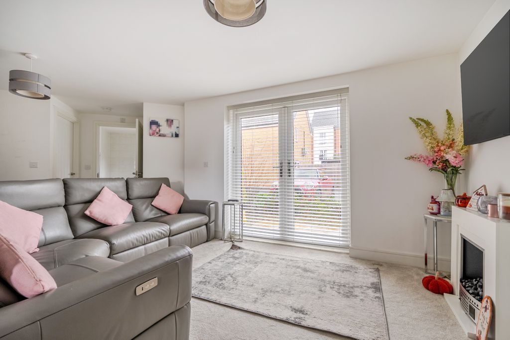 Property photo 2 of 21 Living / Dining Room