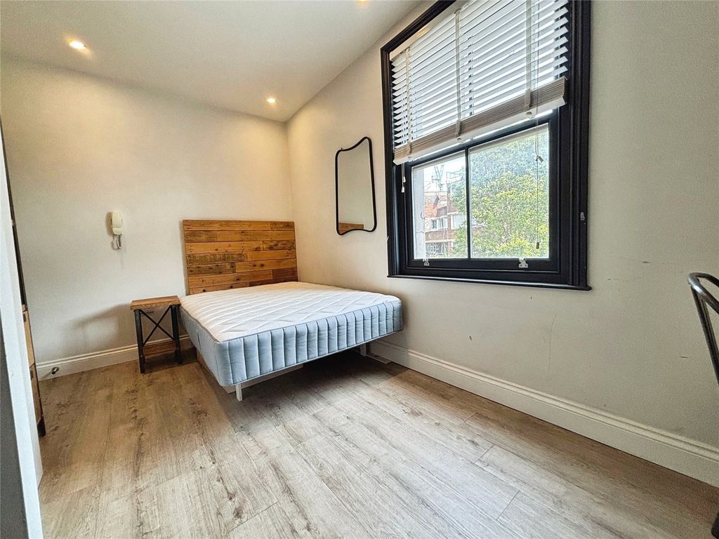 Property photo 2 of 5 Studio