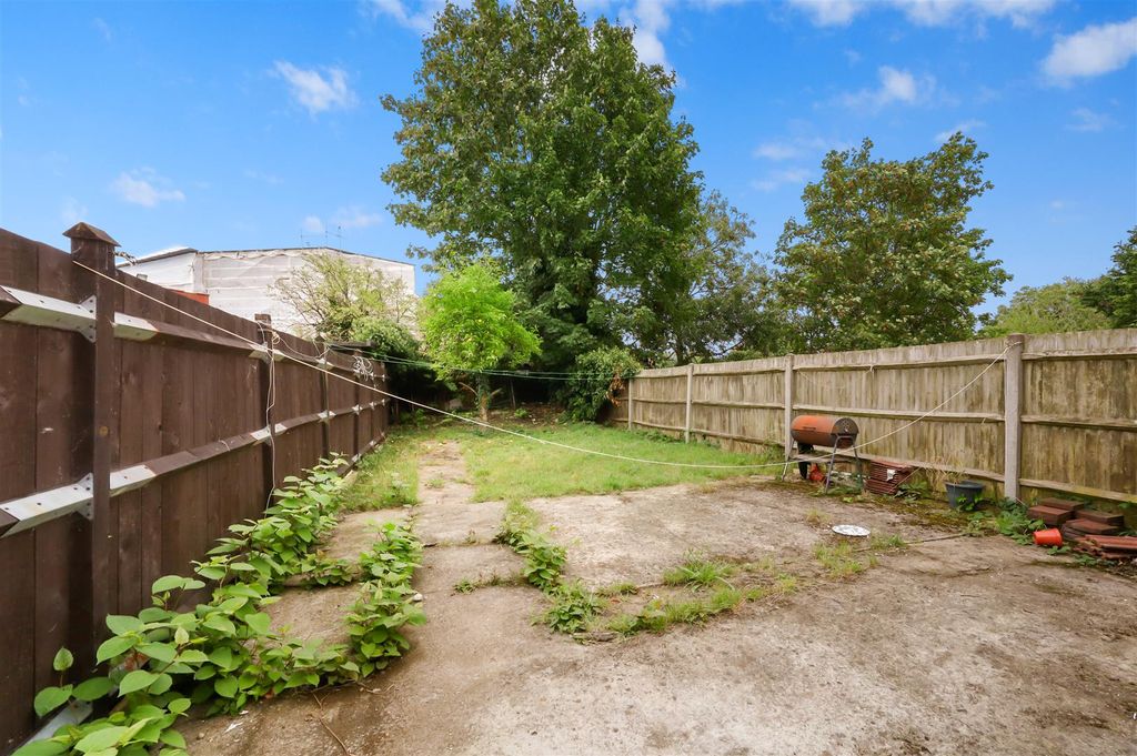 Property photo 3 of 16 Garden